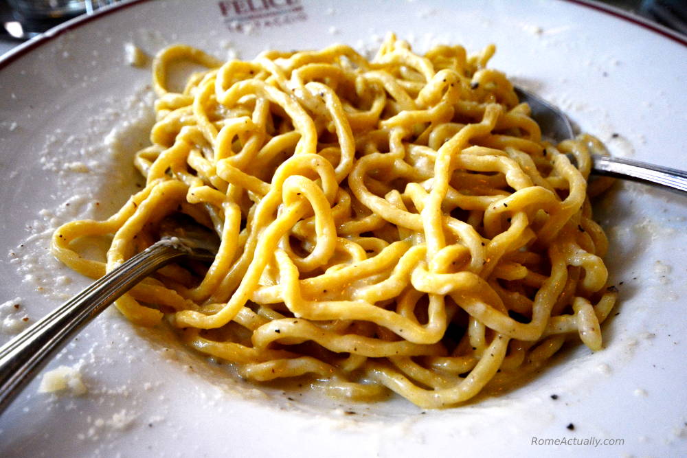 Image of what to eat in Italy, tonnarelli cacio e pepe Rome traditional dish