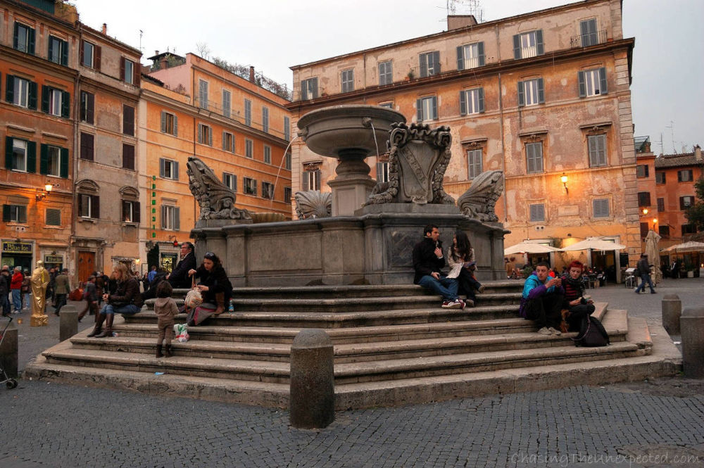 Image: Piazza di Santa Maria in Trastevere in Rome
